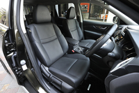 「エクストリーマーX」に装備される、はっ水加工が施された合成皮革とクロスのコンビシート。標準車にオプションで用意されている、スエード調クロスシートの設定はない。