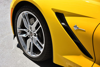 「Z51」には、ノーマルモデルより1インチ大きなアルミホイールが与えられる。フェンダー部分に見えるのは、「コルベット」の愛称である「スティングレイ」（アカエイ）のエンブレム。