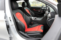 前席は、電動ランバーサポートやシートヒーターが備わる「AMGスポーツシート」。レッドペッパー×ブラックのツートンカラーが目を引く。
    
