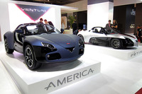 ヴェンチュリの新型「アメリカ」。奥に展示される「フェティッシュ」と同じ300psのモーターを積み、最高速180km/hで300kmの距離を走る。