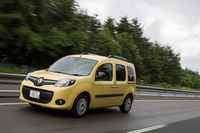 燃費はJC08モード計測で14.7km/リッター。アイドリングストップ機構は備わらないが、エンジン特性や空調の制御などを切り替える「ECO」モードスイッチが装備されている。