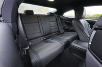 後席（写真）の乗車定員は2人。左右席の間にはオープン型のトレーが備わる。