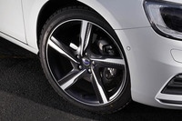 「R-DESIGN」グレードに採用される、ダイヤモンドカットとマットブラック塗装を組み合わせた5スポークアルミホイール。今回の試乗車にはスタッドレスタイヤの「ブリヂストン・ブリザックVRX」が装備されていた。