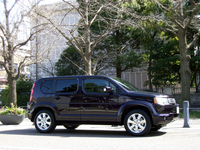 クロスロード20Xi。車両価格は245万7000円。「HDDナビ（26万2500円）」と「スマートキーシステム」（8万4000円）のオプション装備付きで、280万3500円となる。