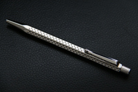 こちらは同じカランダッシュの「エクリドール」。以前はややクラシックな彫り模様が一般的だったが、この「ゴルフ」が登場したので即手に入れた。