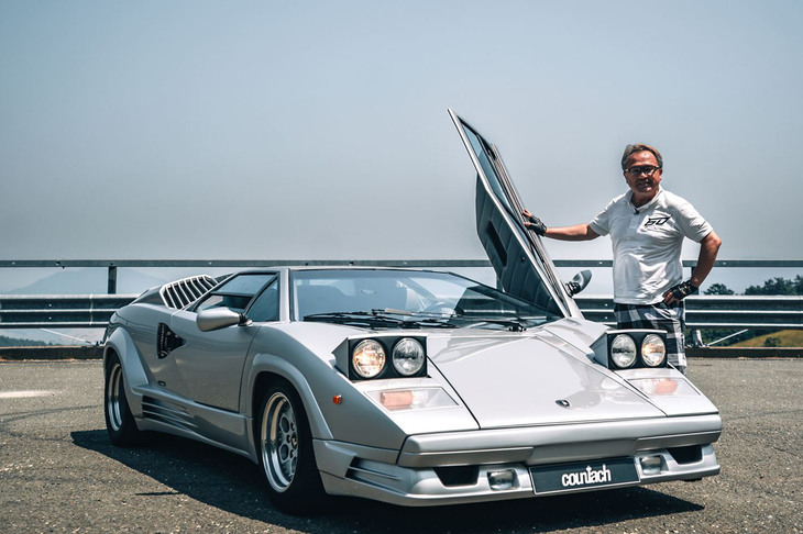 ランボルギーニのポロストリコの手ですばらしいコンディションに仕立てられた、1990年式「カウンタック25thアニバーサリー」と筆者。