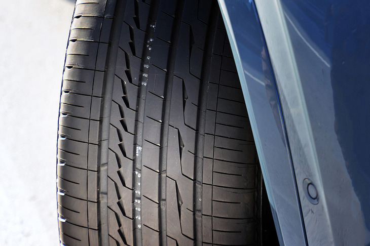 ロードノイズを減衰させるため、複雑なデザインが施された「ALENZA LX100」のトレッド面。非対称新パタンの採用やブロック剛性の最適化により、耐摩耗性の向上も図っている。