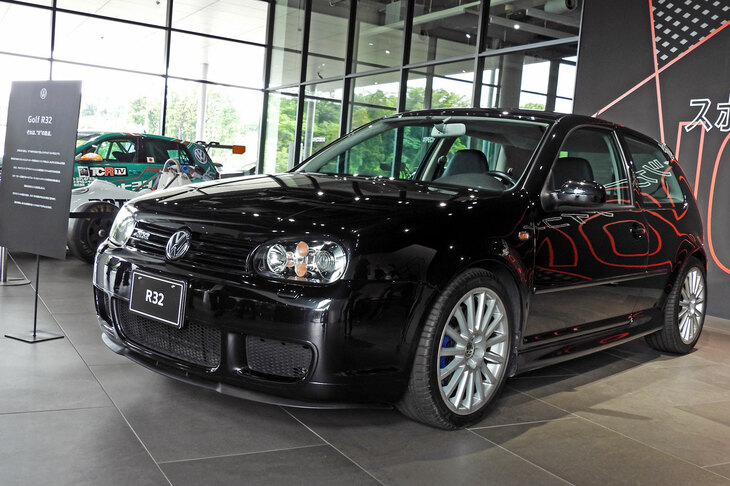 アトリウムには「ゴルフR」のご先祖である「R32」の姿も。日本でもR系のモデルの人気は高く、2003年のR32の導入以来、これまでに累計約1万1800台が販売されている。