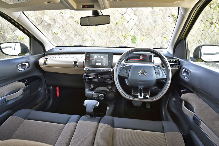 ダッシュボードの造形は直線的。インパネの助手席側やドアグリップにスーツケースをモチーフとしたデザインが施されており、見る者の遊び心を誘う。