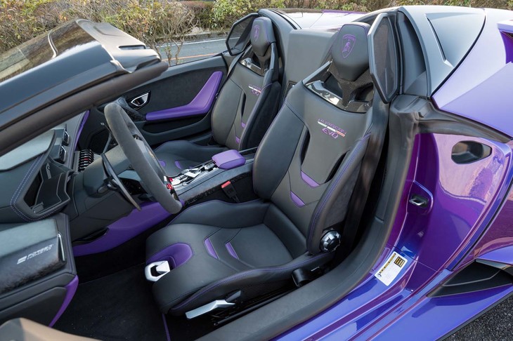 カーボンフレームを備えたスポーツシート。座面前端にあるシルバーのレバーによって前後のスライド調整が可能。