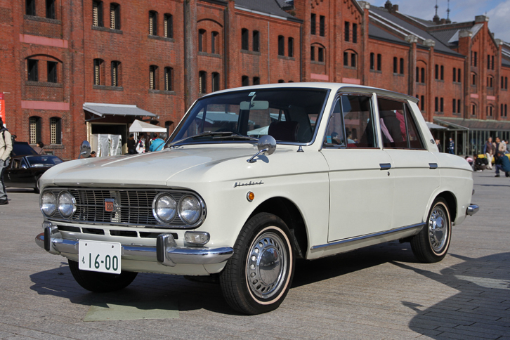「ダットサン・ブルーバード1600SSS」。ブルーバード系を中心とする日産のスポーツグレードに長らく使われたSSS（スーパースポーツセダン）の名を最初に冠したモデルの、1965年にデビューした初期型。