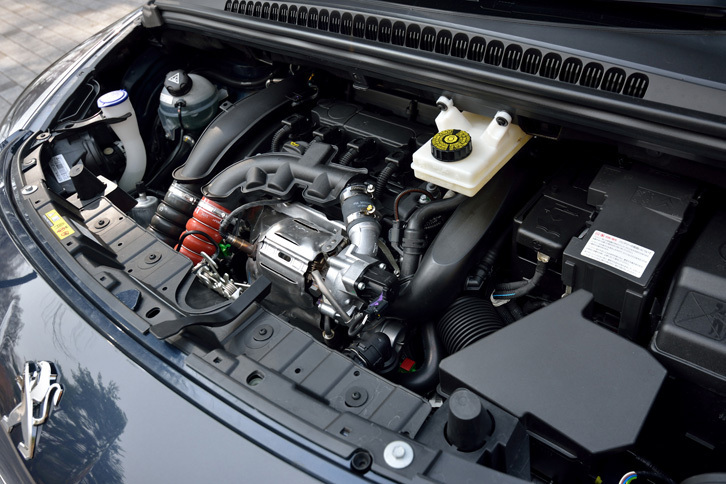 今回新たに搭載された、1.6リッター直4直噴ターボエンジン。最高出力165ps、最大トルク24.5kgmを発生する。