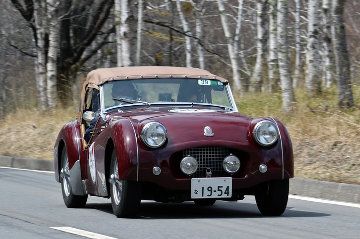 1954年「トライアンフTR2」。「Triumph Roadster」の頭文字であるTRシリーズの最初の市販型。2リッター直4 OHVエンジンを積む。