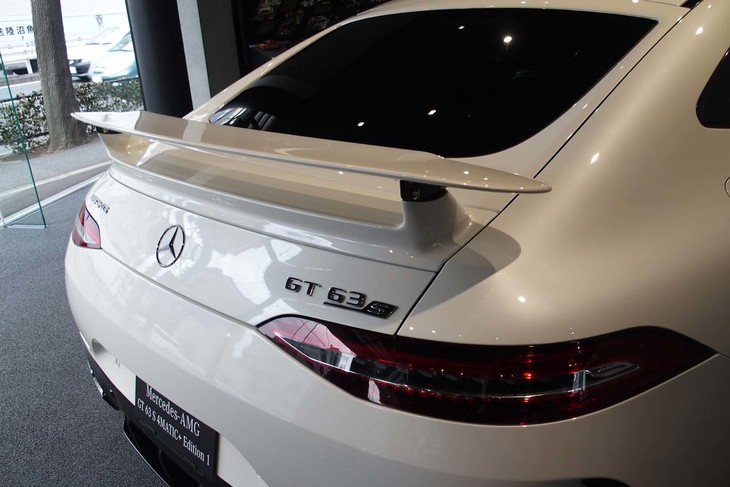 通常モデルが車速感応型のリトラクタブルリアスポイラーを採用するのに対して、「AMG GT63 S 4MATIC＋エディション1」は、角度調整が可能な固定式のリアウイングスポイラーを標準装備している。