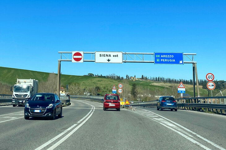 今回はイタリアで逆走事故が起きる背景をさぐる。写真は自動車専用道路にもかかわらず、中央分離帯がない例。シエナの環状道路で撮影。
