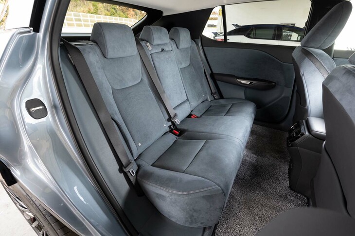 後席の広さは十分だが、座面とフロアとの距離が足りないことや前席の下につま先が入りづらいところなどは「bZ4X」「ソルテラ」と変わらず。