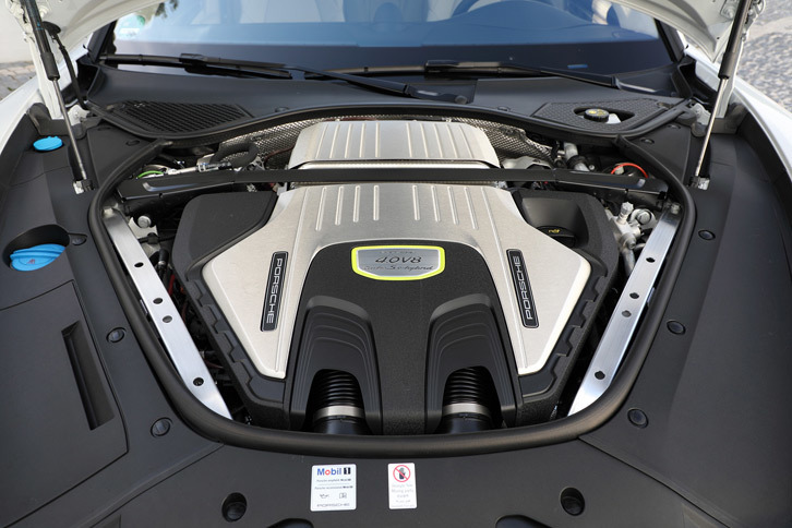 パワートレインは4リッターV8ツインターボエンジンと電動モーター、8段デュアルクラッチ式ATの組み合わせ。システム全体では680psの最高出力を発生する。