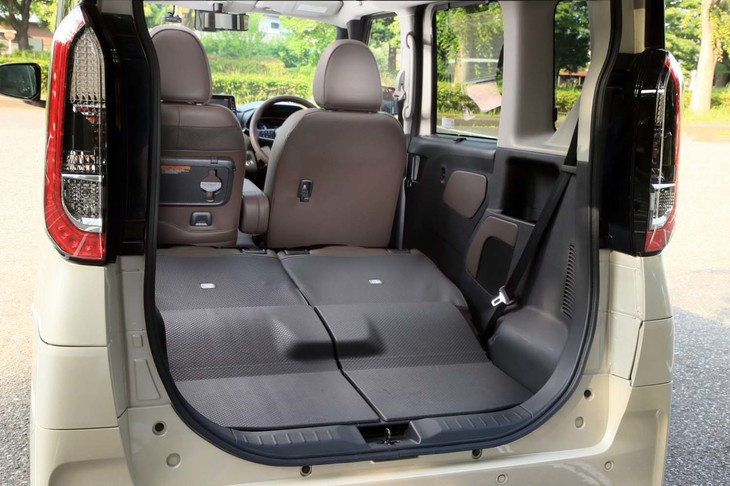 汚れた荷物を積んでも簡単にふき取れる樹脂製ラゲッジボードは、ピクニックテーブルなどとセットでオプションの「後席パッケージ」に含まれている。