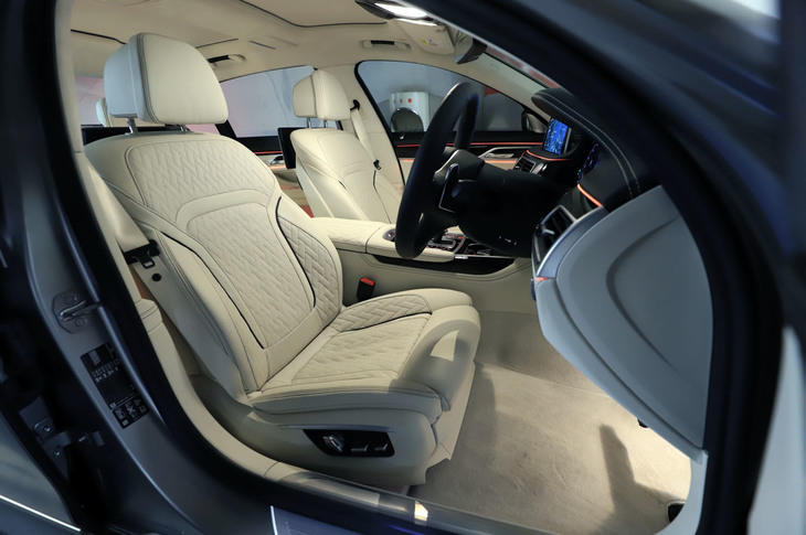 複雑なステッチが施された、スモークホワイトのメリノレザーシート。試乗車のインテリアには、シートやトリムなどにBMWのカスタマイズプログラム「BMW Individual」のオプションが採用されていた。