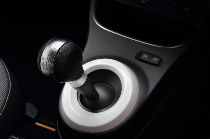 新デザインのシフトセレクター。2ペダル仕様はシングルクラッチATが主流という欧州Aセグメントコンパクトの中にあって、「トゥインゴ」にはデュアルクラッチ式ATが採用されている。