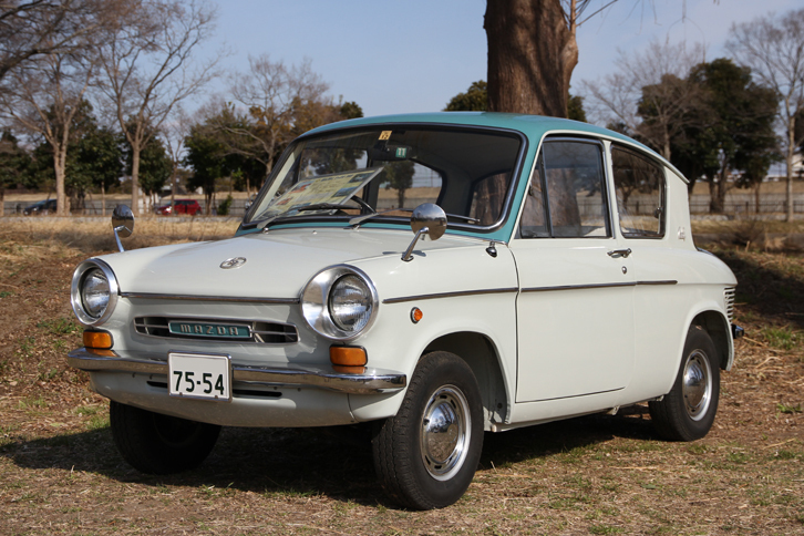 1966年「マツダ・キャロル360 2ドアデラックス」。「R360クーペ」に次ぐマツダの乗用車第2弾として1962年に登場したキャロル360。クリフカットされたルーフが特徴的なボディーのリアに、総アルミ合金製の水冷4ストロークOHVヘミヘッドの4気筒エンジンを積んだ高級軽乗用車で、翌1963年には軽初となる4ドアセダンも加えられた。