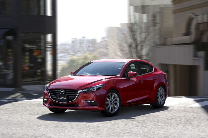 トヨタのシステムを搭載していた「マツダ・アクセラ ハイブリッド」。ドライバビリティーの評判は悪くなかったが、販売には結びつかなかった。