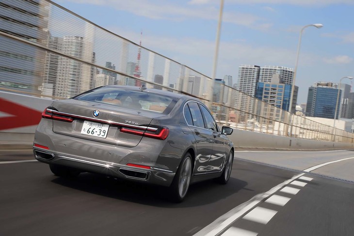 リアまわりでは左右のコンビランプを結んだ意匠が新しい。マフラーエンドのシルバートリムも左右がつながったものに改められた。