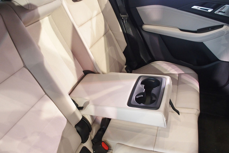 218dアクティブツアラーMスポーツ（リアアームレスト）