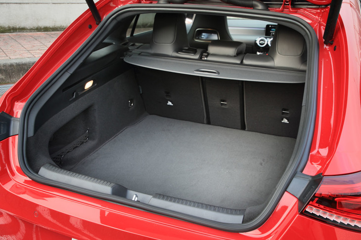 大きく傾斜したテールゲート開口部が特徴的なラゲッジスペース。その使用感は、ワゴンというより5ドアクーペのそれに類似している。