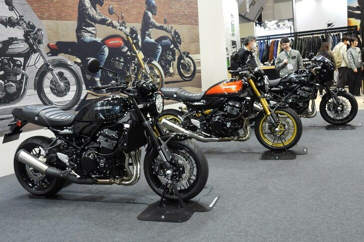 大幅改良を受けた「Z900RS」シリーズ。写真左手前から「Z900RS」「Z900RS SE」「Z900RSカフェ」。
