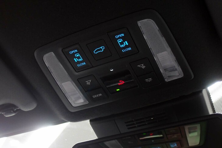 トヨタ・ノアS-Z＜7人乗り／ハイブリッド車＞（前席頭上に配置されたドア開閉スイッチ）