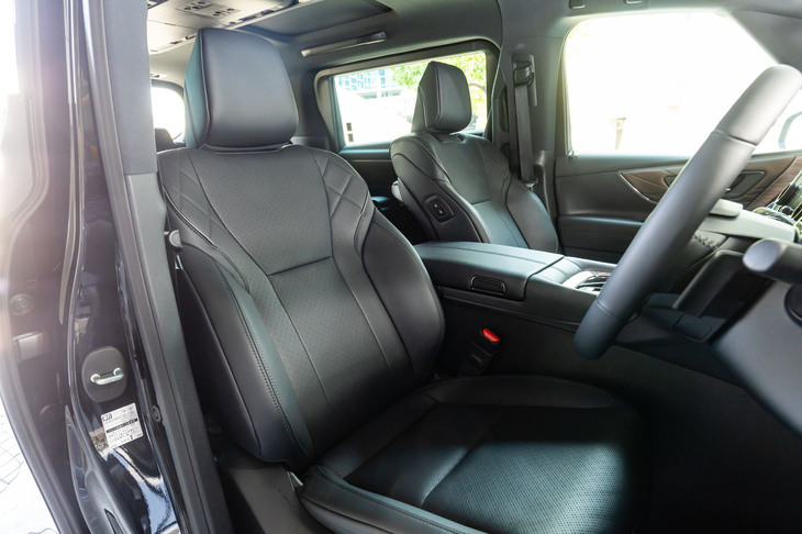 「ヴェルファイア」のシート表皮は全車がプレミアムナッパ本革。従来型よりもステアリングの角度を立て、より乗用車的なドライビングポジションがとれるようになった。