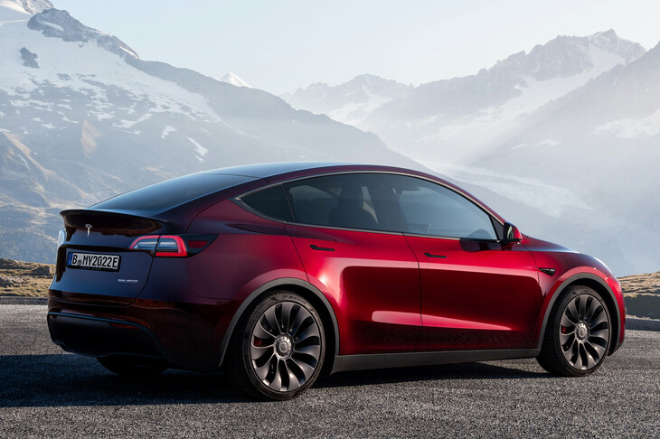 「モデルY」のリアクオータービュー。　
	清水「今から思うと、経年劣化しないデザインだったんだなぁと思うよ」　
	ほった「でも、初期型の『モデルS』なんかは、今から見るとちょっと古く感じますよね。同じテスラでも、時間に対する耐性は車種によると思います」