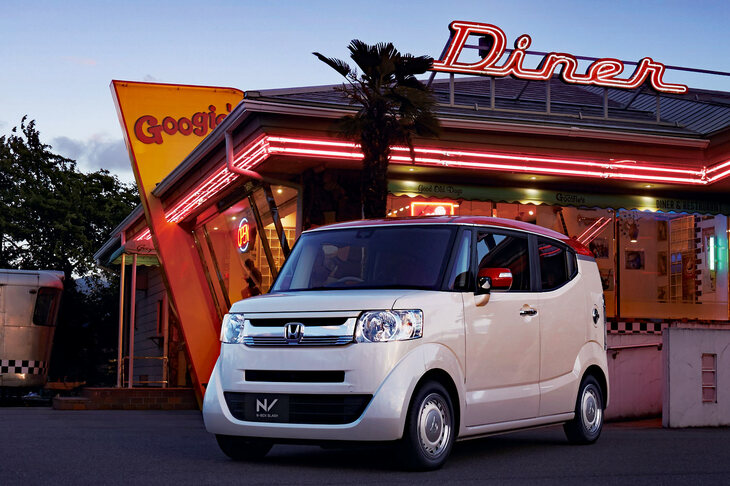 2014年末に現れた、ファンキーすぎる軽乗用車「N-BOXスラッシュ」。広さが自慢の軽トールワゴン「N-BOX」の屋根をぶった切って車高を低くし、2ドアクーペ風のスタイルに仕上げるという狂気の一台だった。