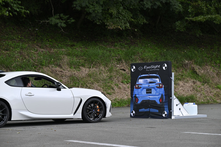 「アイサイト」のプリクラッシュブレーキが作動し、「BRZ STI Sport」はダミーの80cm程度手前で完全停止した。停止直前にクラッチペダルを踏まないと、当然エンストする。