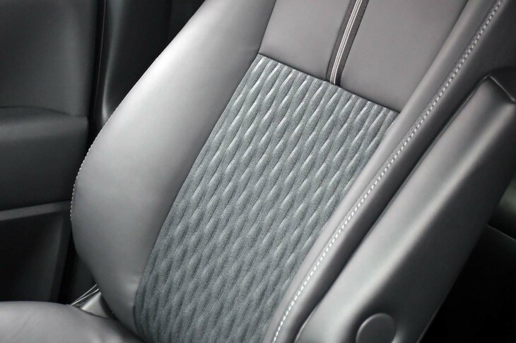 トヨタ・ノアS-Z＜7人乗り／ハイブリッド車＞（運転席の背もたれ）