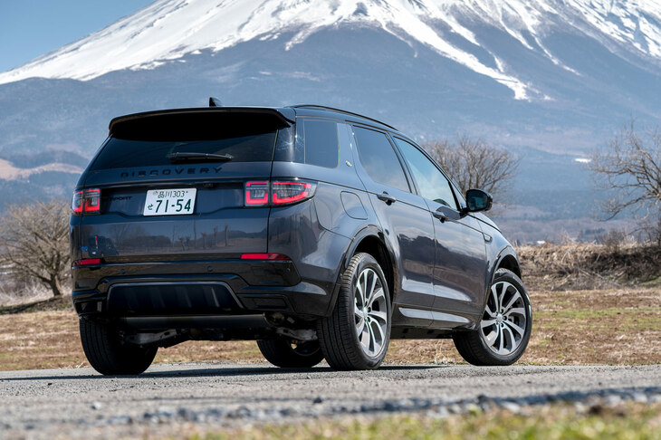 発表は2014年9月と、間もなくデビュー10周年を迎えるロングセラーモデルの「ディスカバリー・スポーツ」。2023年6月の改良では、フロントまわりの意匠が変更されたほか、黒い外装パーツからなる「ブラックエクステリアパック」が標準装備化された。