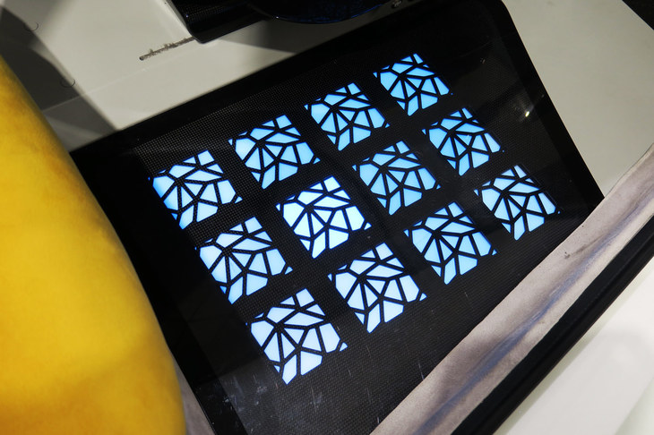 ちなみに、床に埋め込まれたイルミネーションは、ご覧の通り色が変わります。