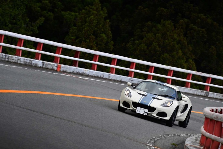 「エリーゼ ヘリテージエディション」のシャシーはアルミ製。グラスファイバーのボディーパネルが組み合わされている。