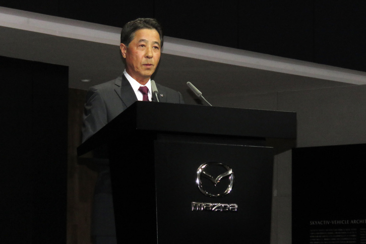 プレスカンファレンスにおいて、マツダの次世代戦略について語る小飼社長兼CEO。