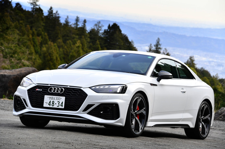 2020年10月、ベースとなる「A4／A4アバント／A4オールロードクワトロ」のマイナーチェンジモデルに続き、「RS 4アバント／RS 5クーペ／RS 5スポーツバック」の改良モデルの導入が発表された。今回は「グレイシアホワイトメタリック」のボディーカラーをまとった、スタイリッシュなRS 5クーペに試乗した。