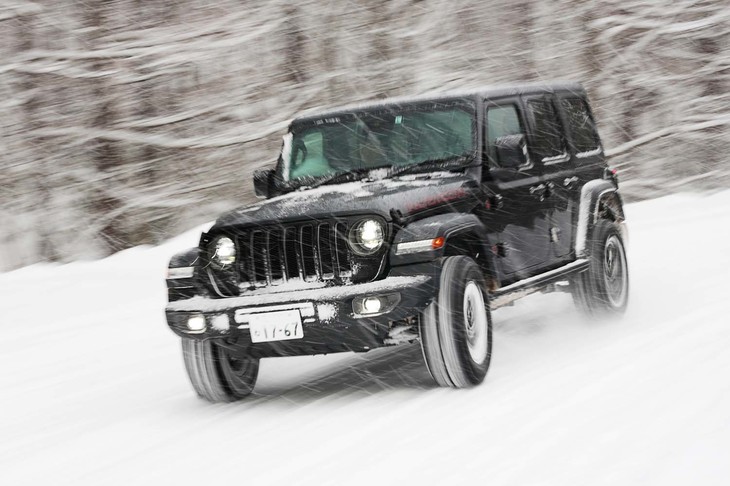 通常の走行では、前後軸の駆動力を自動配分する「4H AUTO」モードで問題ないが、いざというときはセンターデフロックを作動させる「4L」「4H」が頼りになる。