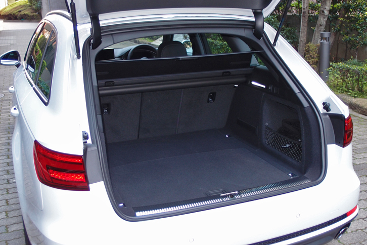 荷室の容量は505～1510リッター。リアシートの背もたれは3分割式となっており、長尺物の積載にも対応できる。