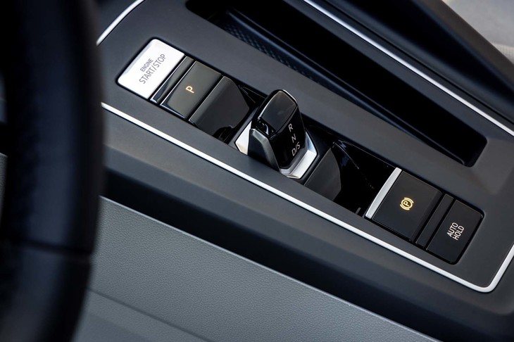 日本導入予定の2モデルは、いずれも7段のデュアルクラッチ式ATが組み合わせられる。シフトセレクターは新たにバイワイヤ式が採用された。