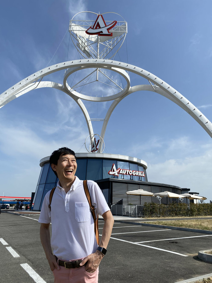 現地における筆者。道路関連施設が歴史的建築物となる先駆けかもしれない。