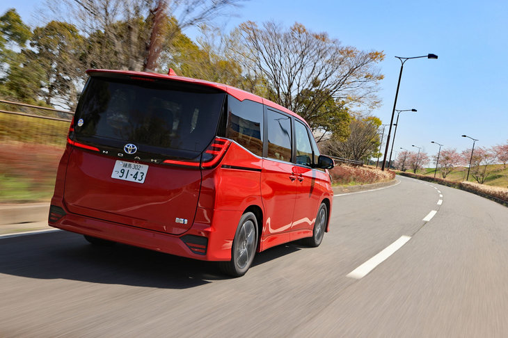 パワートレインに関しては、ガソリン車との価格差が縮小し、ハイブリッド車のお得感が明らかに増した。燃費性能はもっとも良好な仕様で23.4km/リッター（WLTCモード）を実現。ライバルに対する大きなアドバンテージとなっている。（写真：荒川正幸）