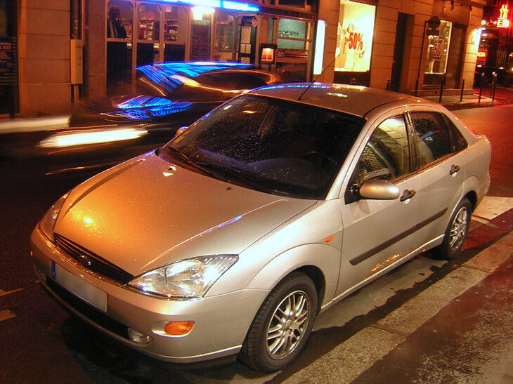 初代の3ボックス仕様。欧州ではセダン需要が多い東欧で人気だった。2005年にパリ・オペラ座周辺で筆者撮影。