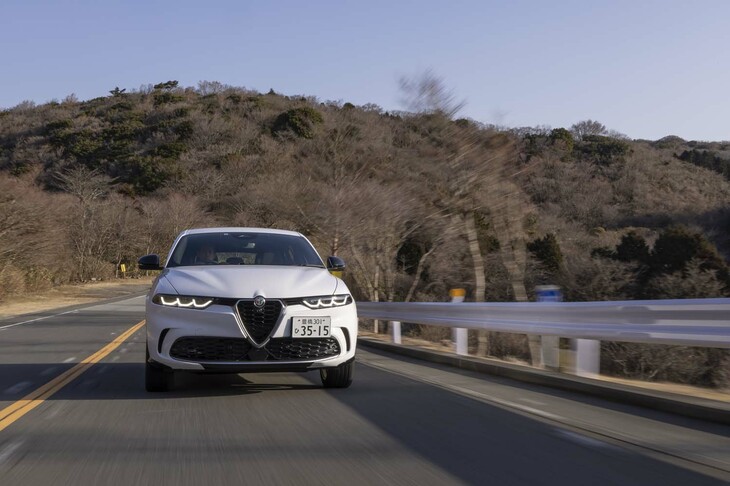 【アルファ・ロメオ・トナーレTiのスペック】
	ボディーサイズ：全長×全幅×全高＝4530×1835×1600mm／ホイールベース：2630mm／車重：1630kg／駆動方式：FF／エンジン：1.5リッター直4 DOHC 16バルブ ターボ／モーター：交流同期電動機／トランスミッション：7段AT／エンジン最高出力：160PS（118kW）/5750rpm／エンジン最大トルク：240N・m（24.5kgf・m）/1700rpm／モーター最高出力：20PS（15kW）/6000rpm／モーター最大トルク：55N・m（5.6kgf・m）/2000rpm／タイヤ：（前）235/45R19 99V／（後）235/45R19 99V（ブリヂストン・トランザT005）／燃費：16.7km/リッター（WLTCモード）／価格：524万円
	
	【取材時の燃費データ】テスト距離：404.4km（市街地1：高速道路8：山岳路1）／使用燃料：34.4リッター（ハイオクガソリン）／参考燃費：11.8km/リッター（満タン法）／12.5km/リッター（車載燃費計計測値）