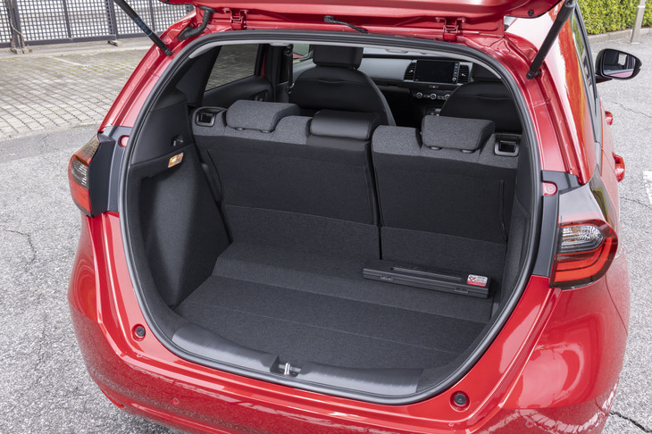 荷室の広さも「フィット」の美点。後席使用時の奥行きもたっぷりとしているが、床面の低さと天井の高さによる天地方向の広さが圧倒的だ。