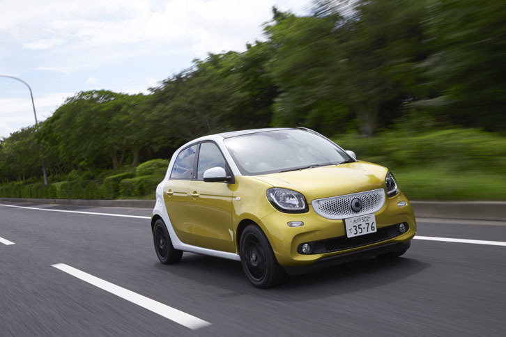 「フォーフォー ターボ」のJC08モード燃費は22.0km/リッター。自然吸気モデルの「フォーフォー」（22.3km/リッター）には劣るが、その差はわずか。